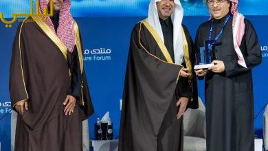 معالي ماجد بن عبدالله الحقيل وزير البلديات والإسكان يكرم السيد زهير بخيت الرئيس التنفيذي لشركة الثريا العمرانية