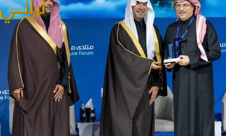 معالي ماجد بن عبدالله الحقيل وزير البلديات والإسكان يكرم السيد زهير بخيت الرئيس التنفيذي لشركة الثريا العمرانية